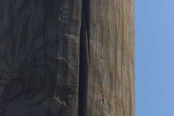 Zozobra en el casco histórico de Telde por la inclinación de un poste de la luz (Foto TA)